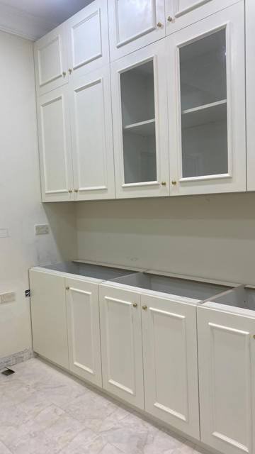 Kitchen cabinetry with glazed units